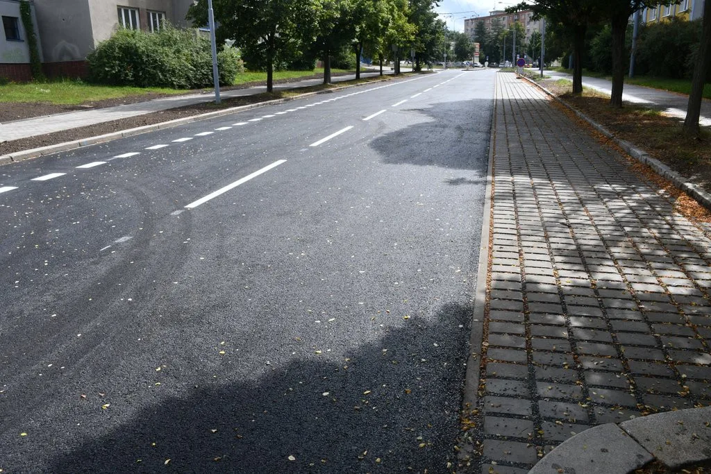 O jednu dopravní stavbu méně. Do opravené ulice Na Dlouhých už se komplet vrátila doprava