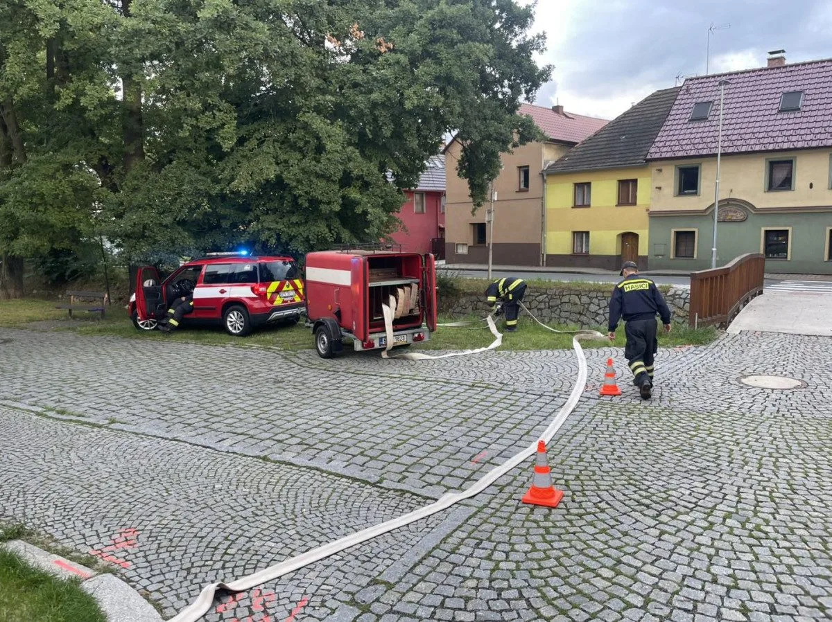 Hasiči čerpali vodu z útrob pod kašnou na historickém náměstí, použili 240 metrů hadic