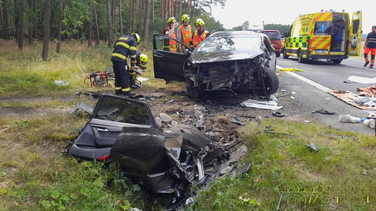 Při děsivé nehodě osobáku se vážně zranili dva dospělí a dítě. Auto narazilo do betonové propusti