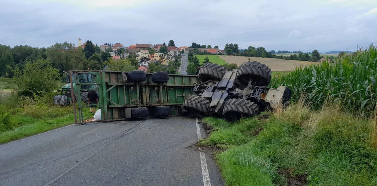 Převrácený traktor zcela zablokoval provoz na silnici u Plánice