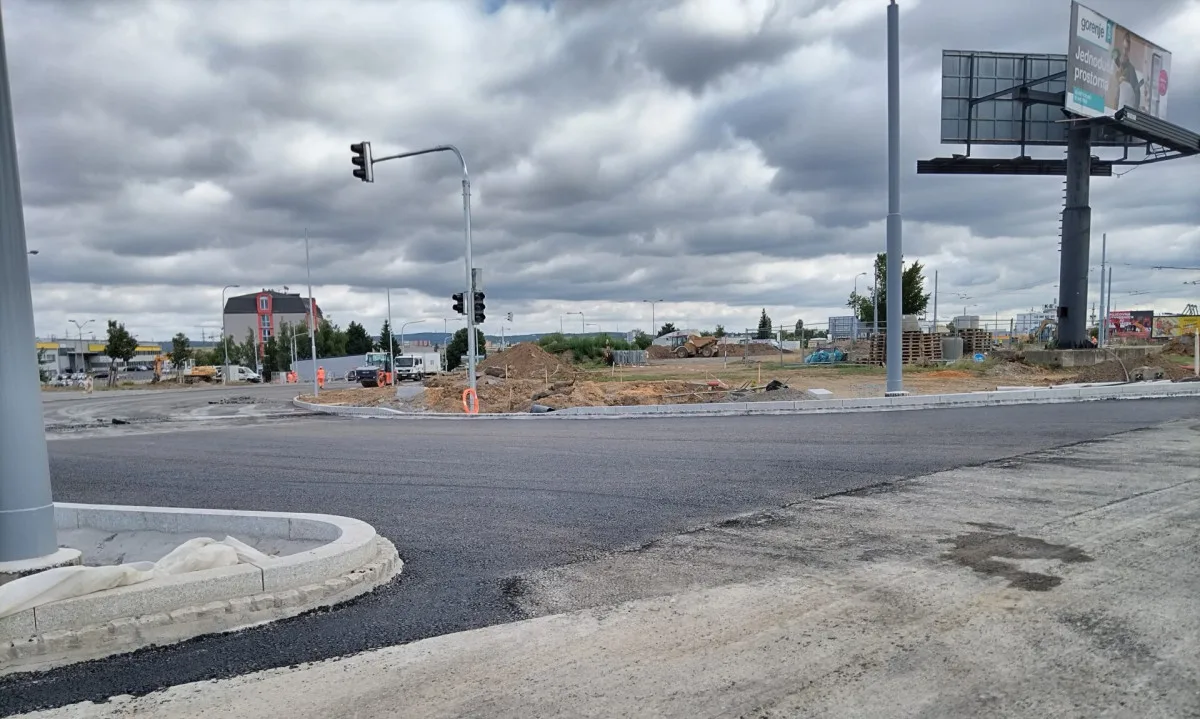 Na přestavované obří okružní křivatce u Makra se změnila podoba dopravního omezení