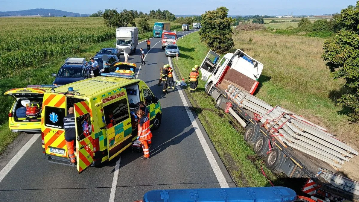 Cizinec zkolaboval za volantem kamionu a havaroval. Záchranáři řidiče několik minut oživovali