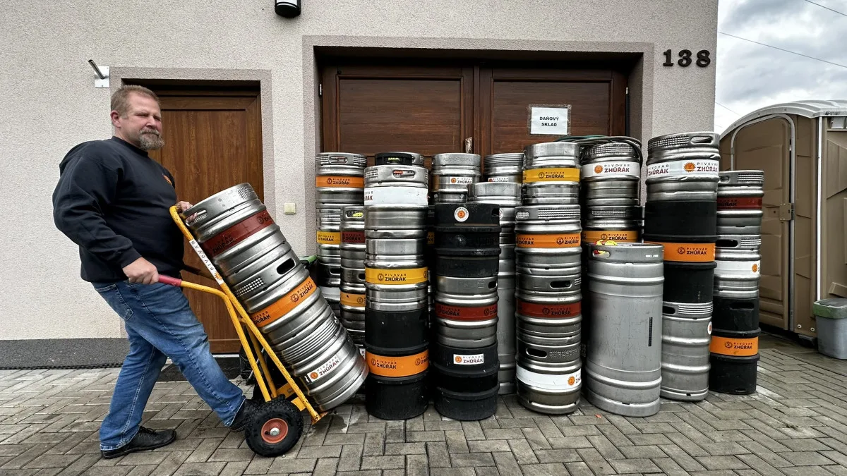 Američan z Kalifornie vaří v maličké obci u Plzně úspěšné pivo ve svém minipivovaru