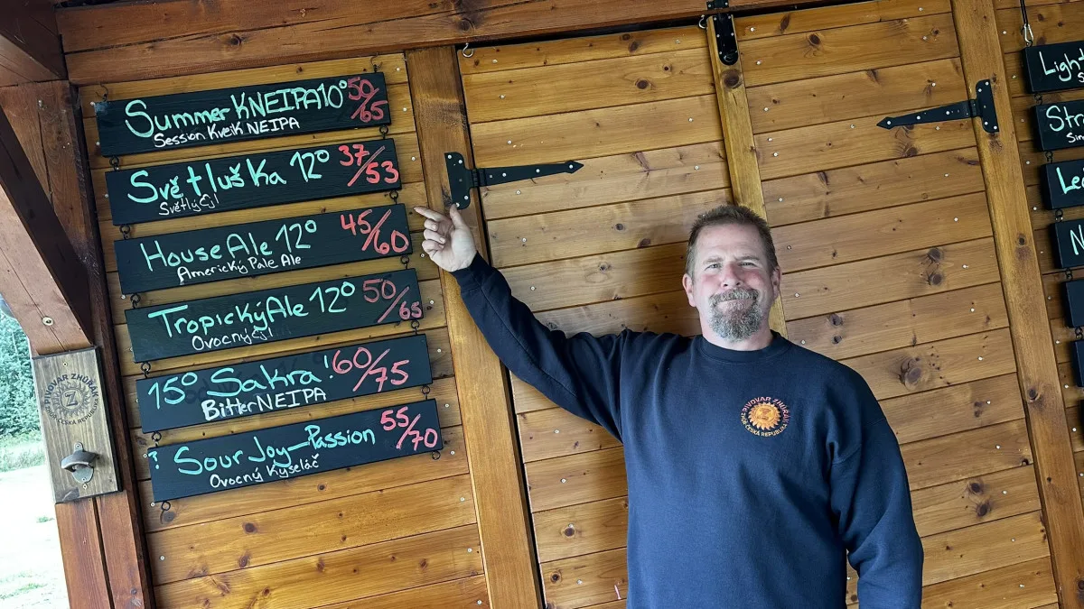 Američan z Kalifornie vaří v maličké obci u Plzně úspěšné pivo ve svém minipivovaru