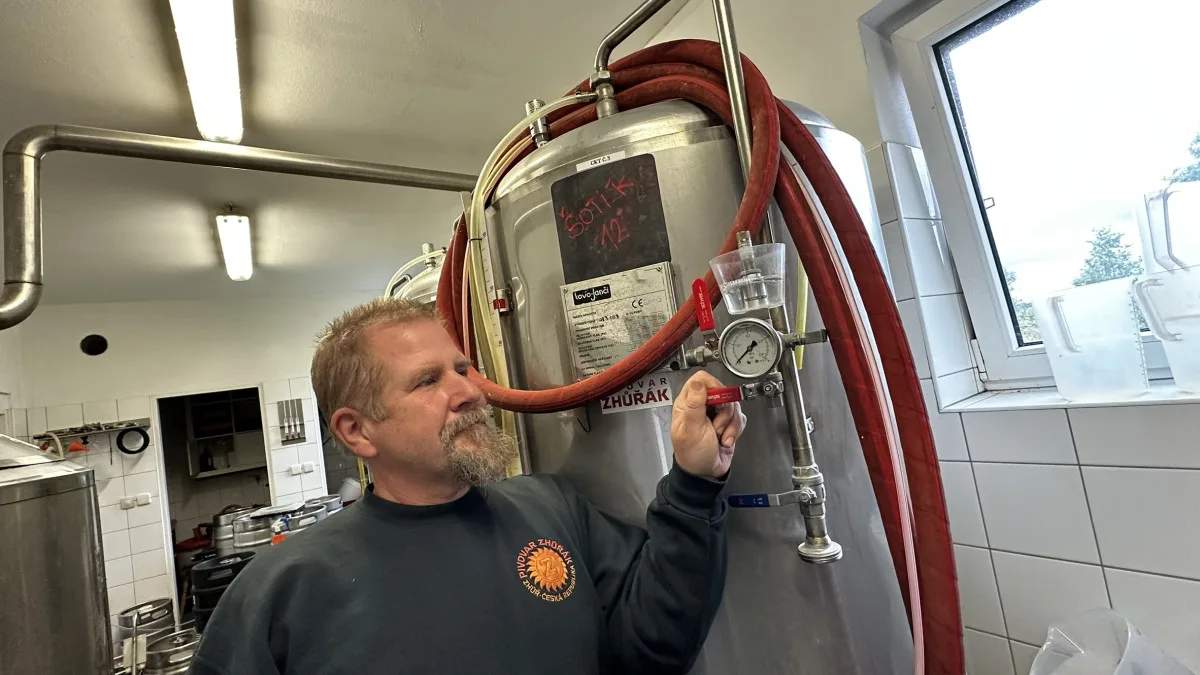 Američan z Kalifornie vaří v maličké obci u Plzně úspěšné pivo ve svém minipivovaru