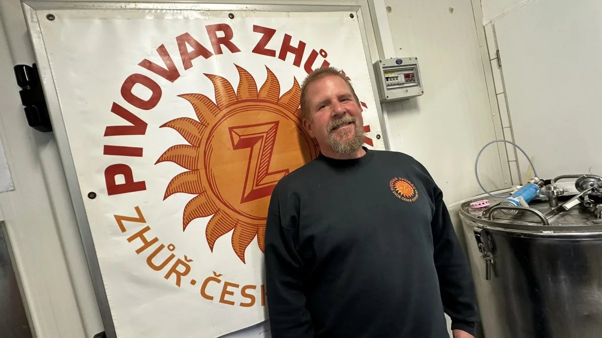 Američan z Kalifornie vaří v maličké obci u Plzně úspěšné pivo ve svém minipivovaru