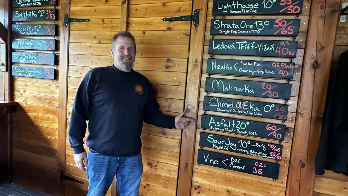Američan z Kalifornie vaří v maličké obci u Plzně úspěšné pivo ve svém minipivovaru
