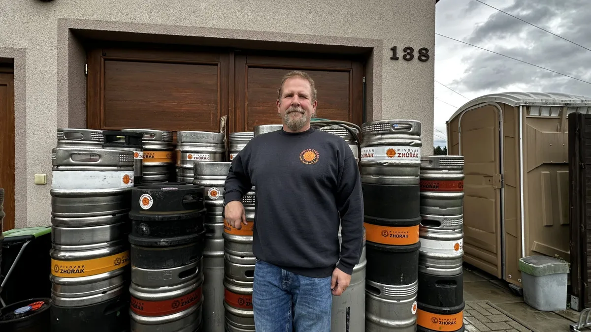 Američan z Kalifornie vaří v maličké obci u Plzně úspěšné pivo ve svém minipivovaru
