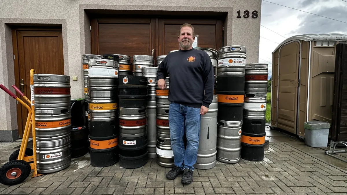 Američan z Kalifornie vaří v maličké obci u Plzně úspěšné pivo ve svém minipivovaru