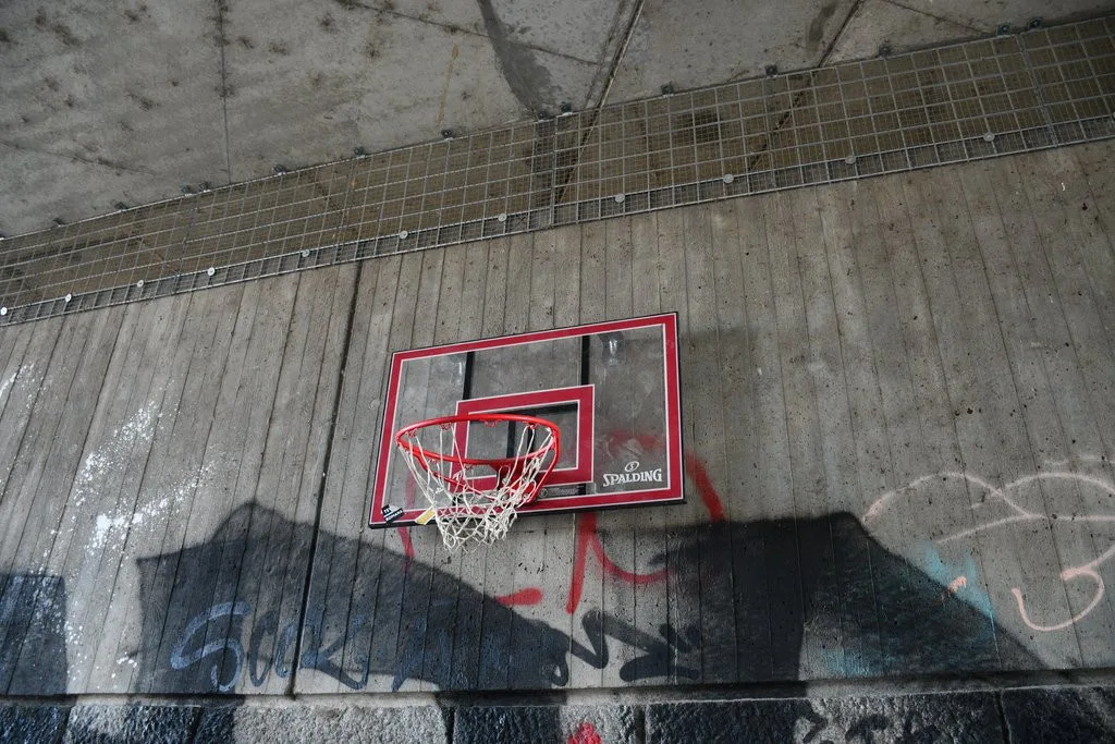 Trampolíny i koš na basketbal, město vybavuje náplavku u Radbuzy drobným mobiliářem