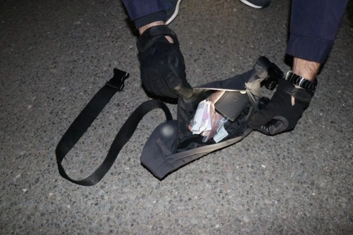 Zfetovaný motorkář se zákazem řízení se snažil nenápadně zbavit podezřelé ledvinky
