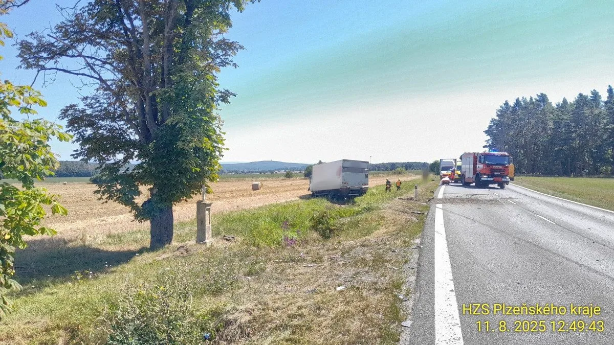 Čtyři lidé se těžce zranili při srážce osobáku s náklaďákem. Vozidla skončila v příkopu daleko od sebe