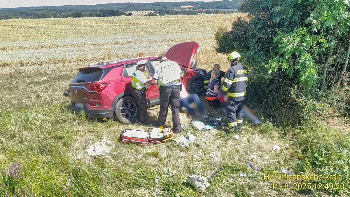 Čtyři lidé se těžce zranili při srážce osobáku s náklaďákem. Vozidla skončila v příkopu daleko od sebe