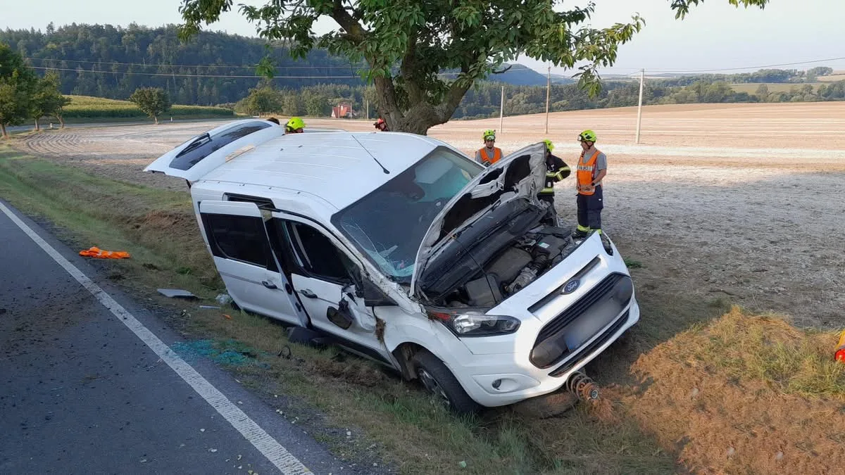 Auto vyletělo ze silnice a narazilo do stromu. Vážné zranění hlavy utrpěl jeden pasažér