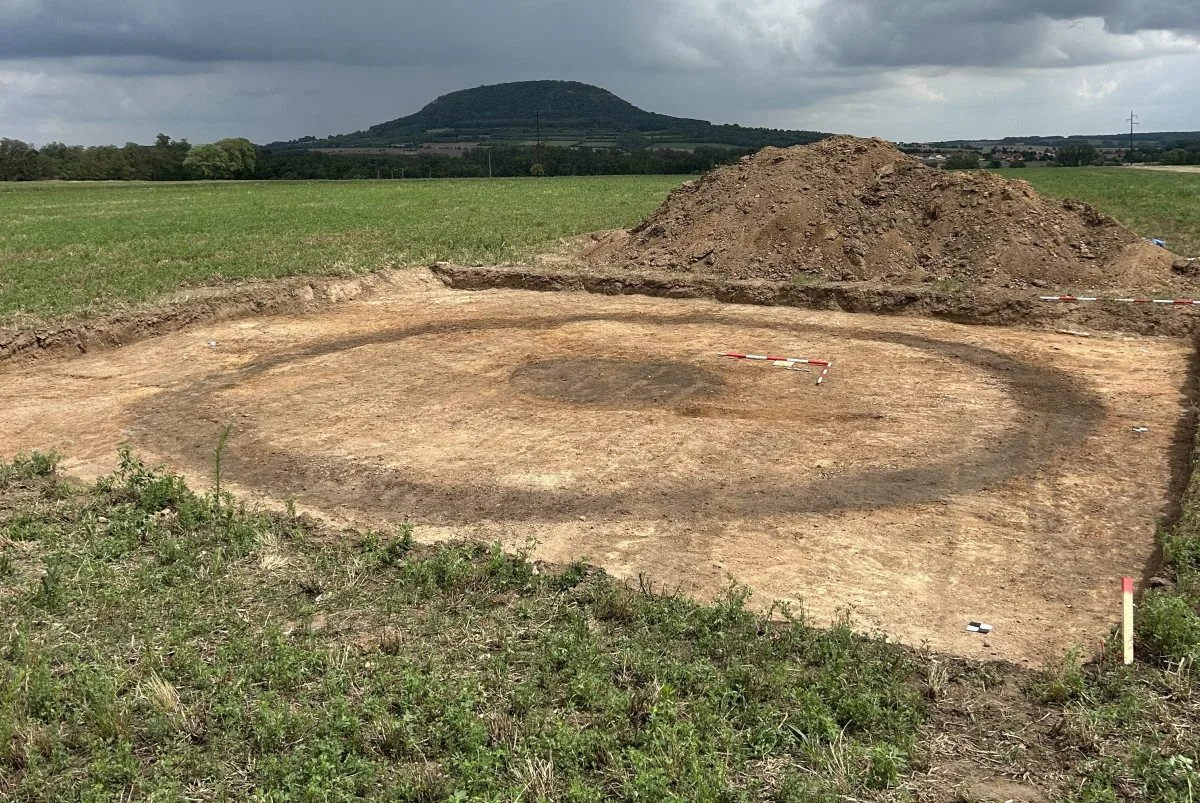 FOTO: Pravěká žena pod Řípem. Plzeňští archeologové odkryli hrob plný vzácností