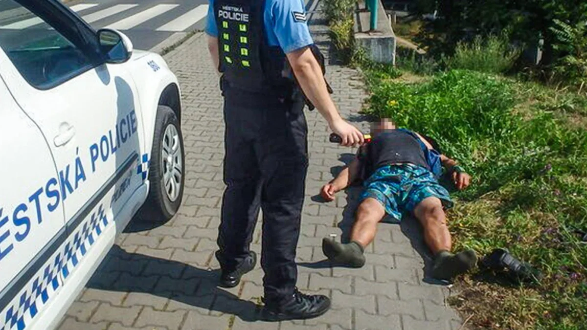 Opilý muž se vyvalil u rušné silnice, nadýchal skoro čtyři promile