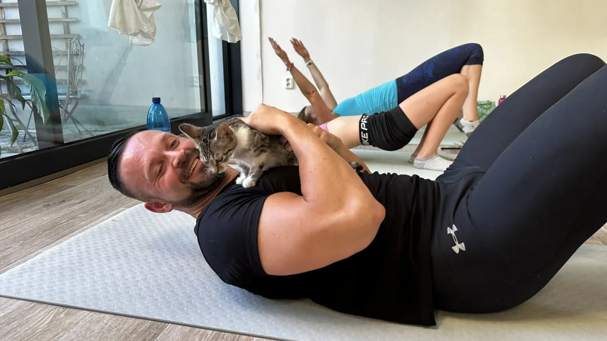 Nekonečná roztomilost při cvičení jógy s koťaty. Některá z nich našla i nový domov
