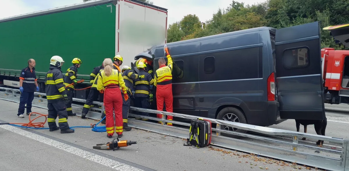Tragická nehoda kamionu a dodávky ochromila provoz na opravované dálnici D5