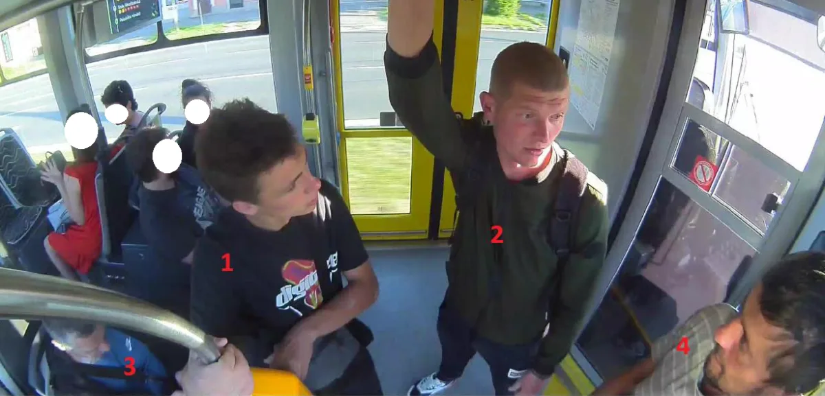 Žena přišla v tramvaji o drahý mobil, policie by chtěla mluvit s trojicí mužů