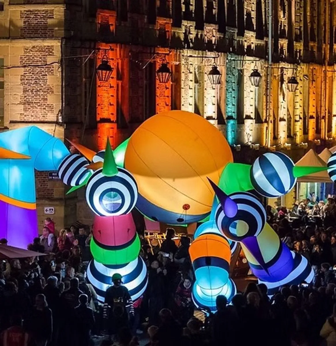 Chystá se mimořádná podívaná. Plzeň ožije světelnou show, akrobaty i hudbou.