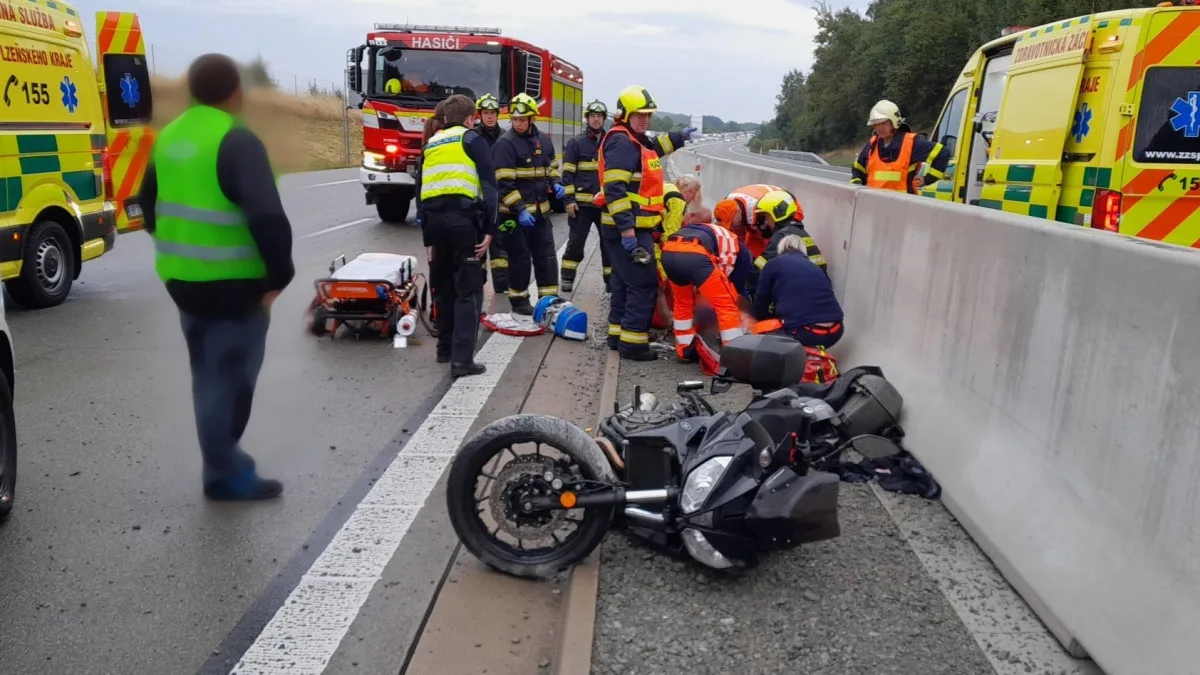 Motorkář se vážně zranil na dálnici D5, na místě zasahoval záchranářský vrtulník