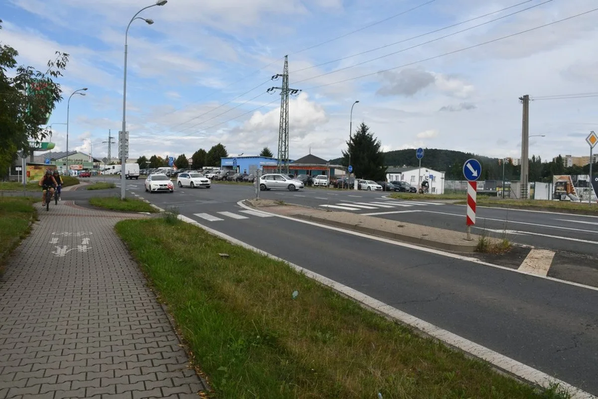Větší bezpečí pro chodce i rychlejší průjezd MHD, křižovatka dostane nové semafory