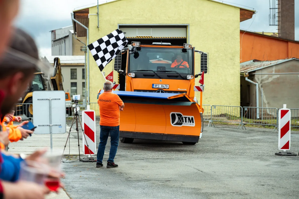Cestáři poměřili své síly na záludné překážkové trati, projet ji museli se sypačem