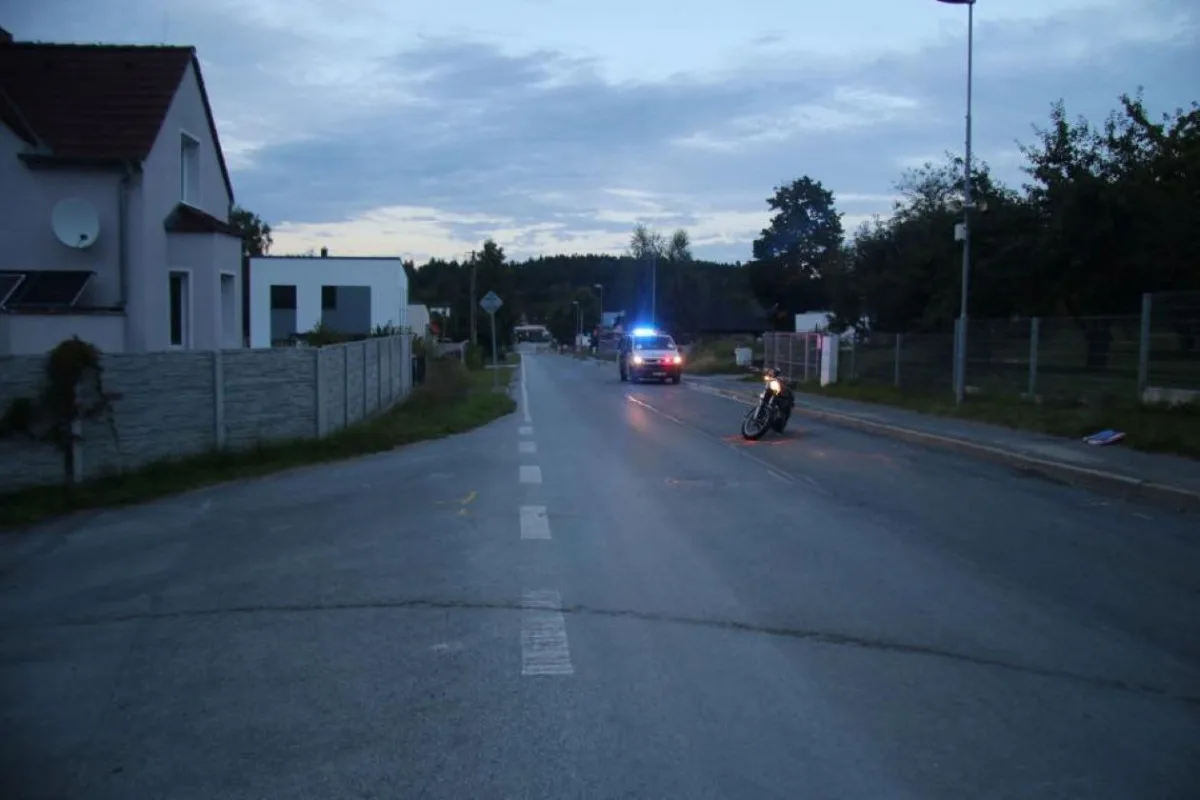 Jezdec na motocyklu Harley Davidson srazil chodkyni. Žena utrpěla těžké zranění