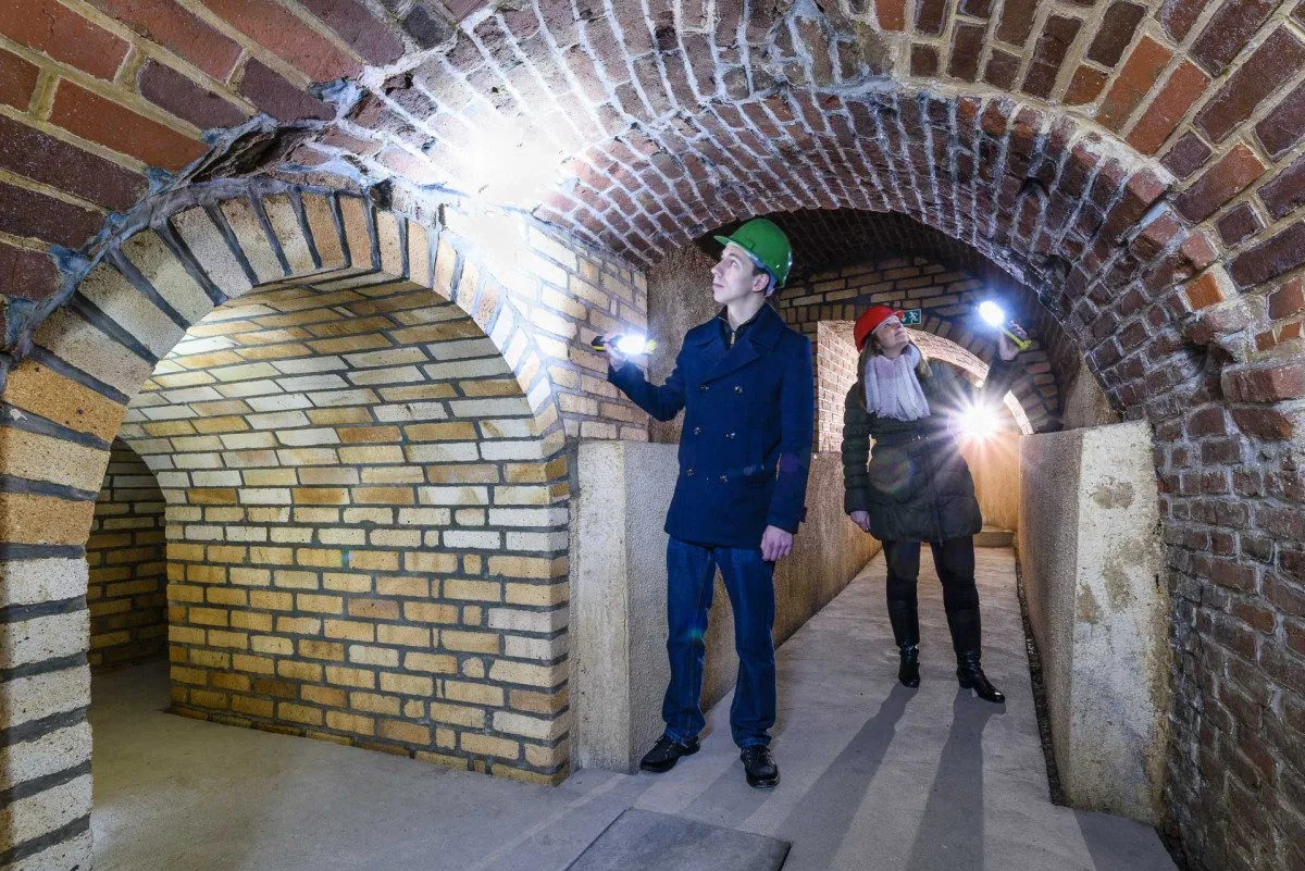 Zažijte prohlídku Plzeňského historického podzemí za svitu baterek