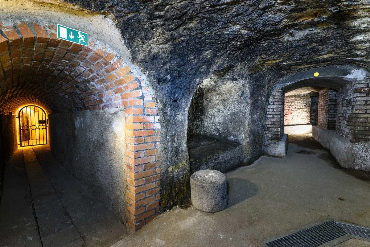Zažijte prohlídku Plzeňského historického podzemí za svitu baterek