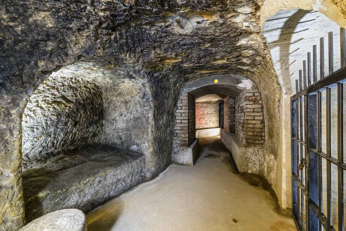 Zažijte prohlídku Plzeňského historického podzemí za svitu baterek