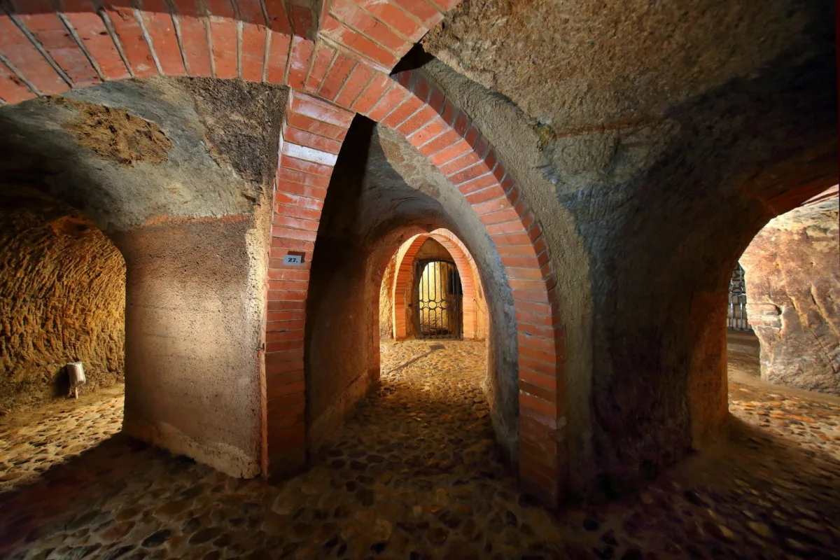Zažijte prohlídku Plzeňského historického podzemí za svitu baterek
