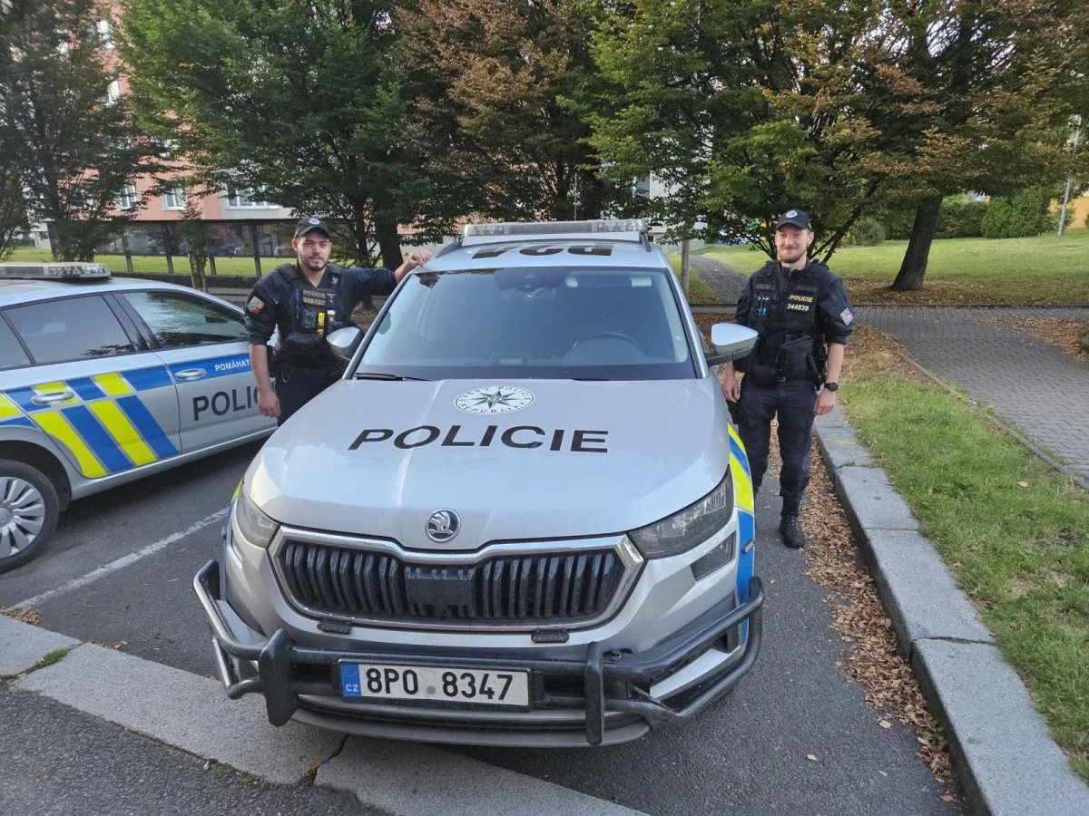 Nemocný muž dva dny trpěl zaklíněný mezi gaučem a postelí, vysvobodili policisté