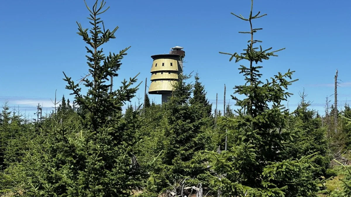 Vrtulník se zřítil nedaleko šumavského Poledníku
