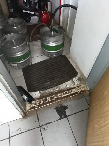 Naprosto nepřijatelná hygiena, inspekce uzavřela asijské bistro před bývalým Priorem