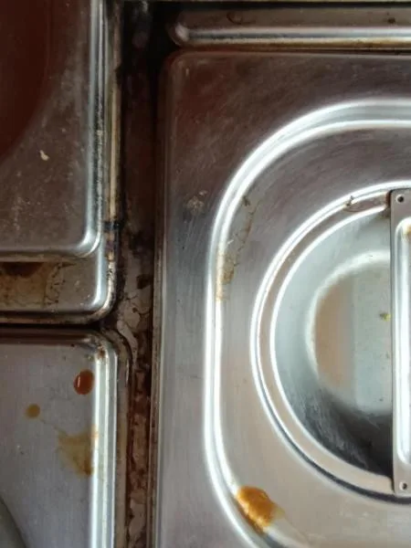 Naprosto nepřijatelná hygiena, inspekce uzavřela asijské bistro před bývalým Priorem