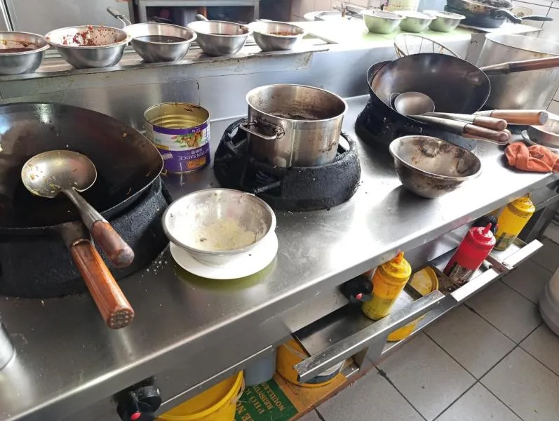 Naprosto nepřijatelná hygiena, inspekce uzavřela asijské bistro před bývalým Priorem