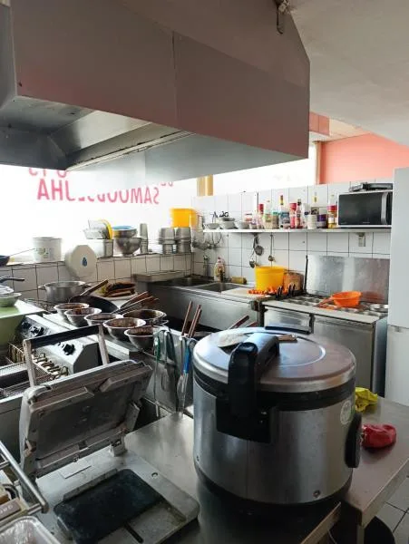 Naprosto nepřijatelná hygiena, inspekce uzavřela asijské bistro před bývalým Priorem