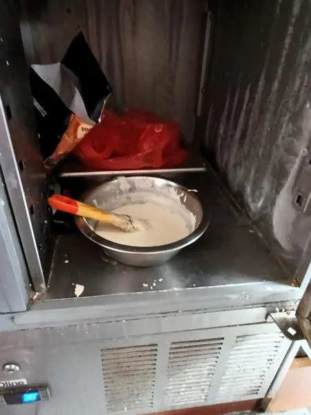 Naprosto nepřijatelná hygiena, inspekce uzavřela asijské bistro před bývalým Priorem