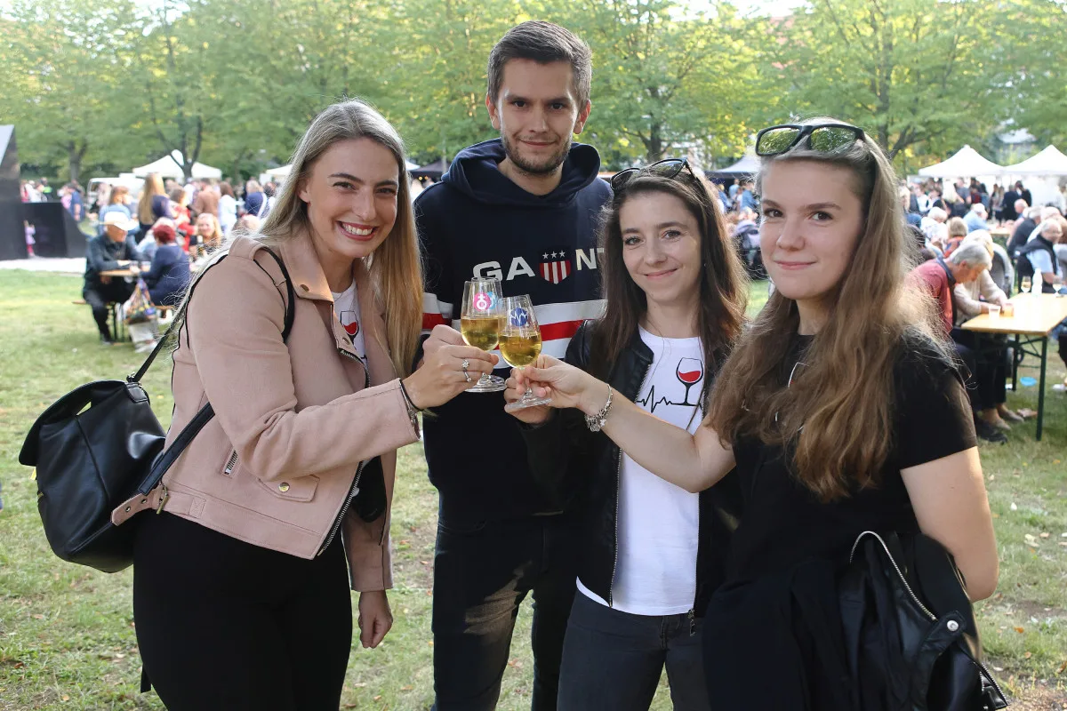 Habrmannovo náměstí ožívá slavnostmi vína. Kromě vín a sektů láká také na burčák, MO Plzeň 4, Doubravka