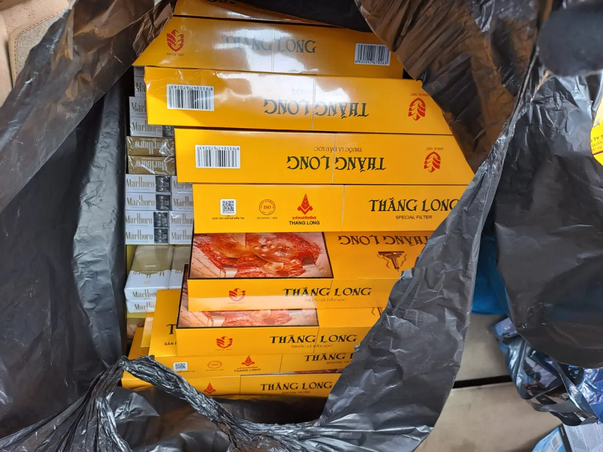 Tisíce neznačených cigaret našli celníci v jeden den na tržnici i při silniční kontrole