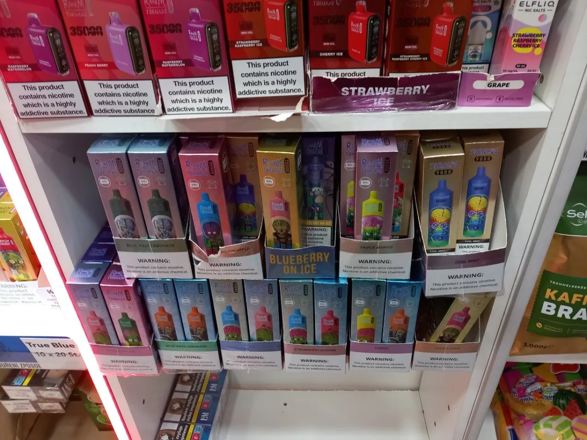 Tisíce neznačených cigaret našli celníci v jeden den na tržnici i při silniční kontrole