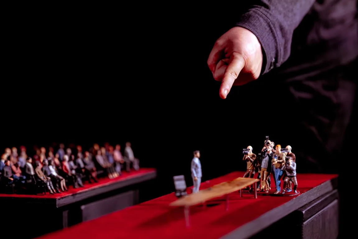 Alfa představuje hyperrealistickou loutkovou miniaturu o výbuchu ropné plošiny