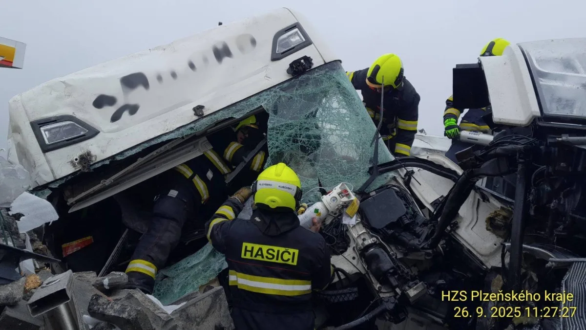 Hrozivá nehoda u čerpací stanice na D5. Srazily se dva kamiony a začalo tam hořet