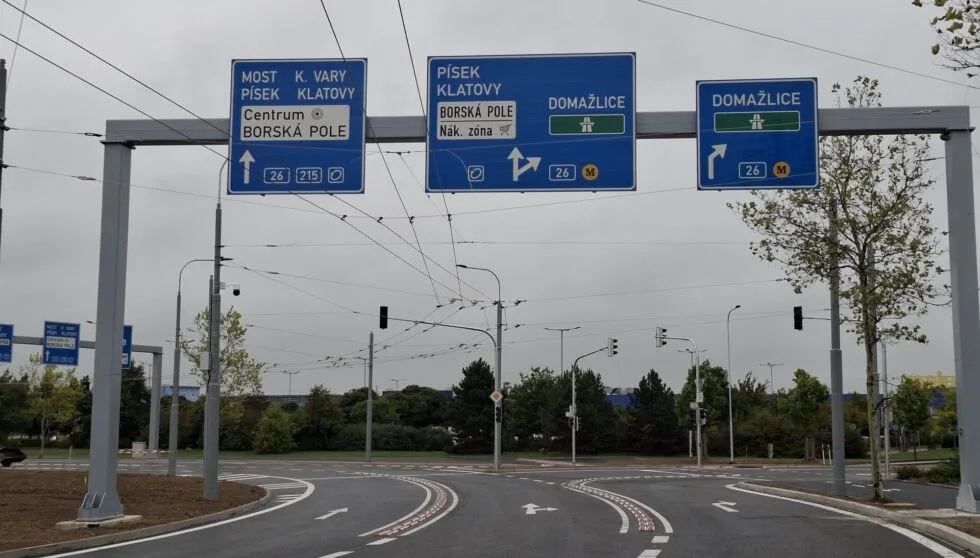 Řidiče děsí na přestavěném obřím kruháči les ze semaforů a vyhlížejí první nehodu
