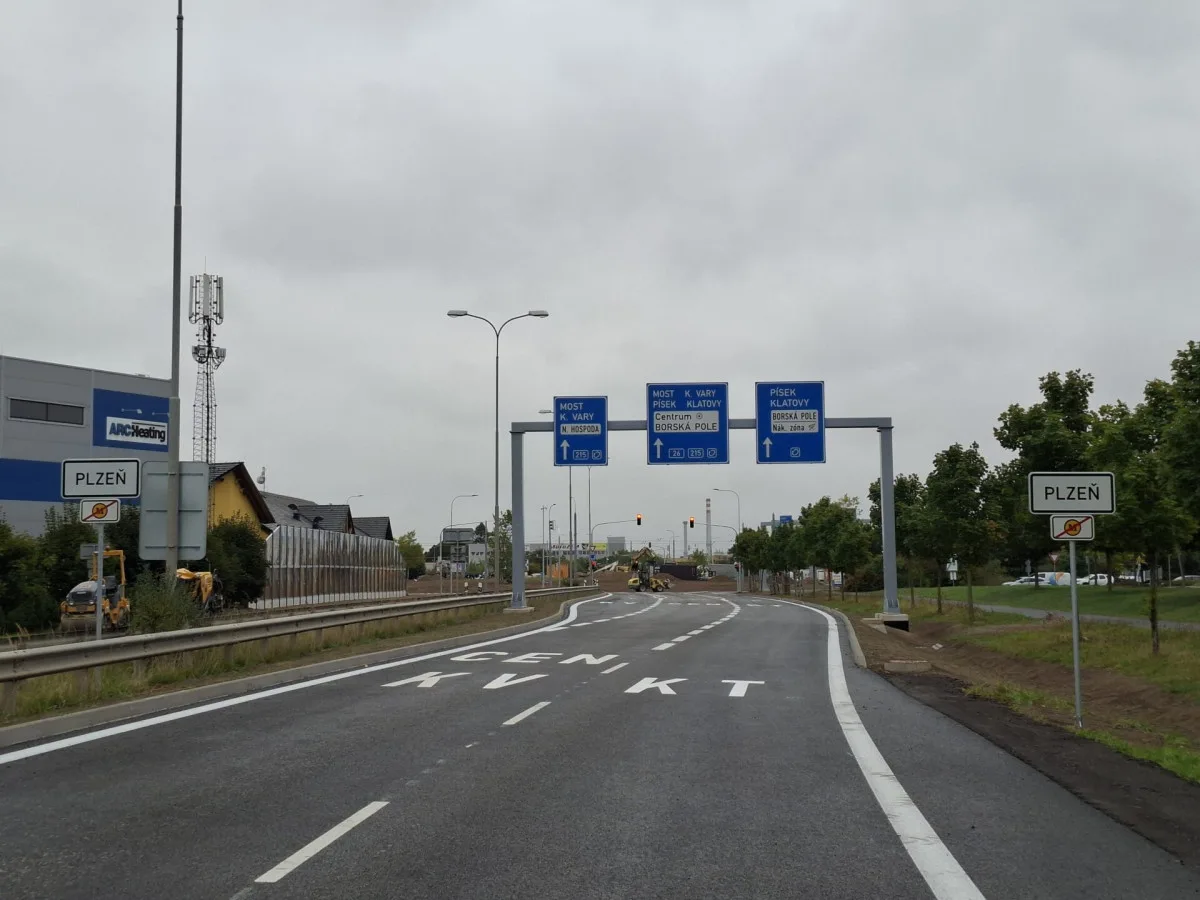 Řidiče děsí na přestavěném obřím kruháči les ze semaforů a vyhlížejí první nehodu