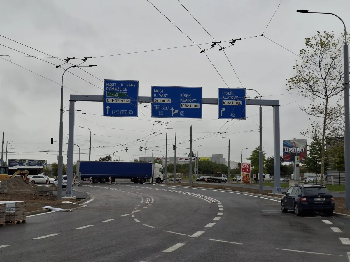 Řidiče děsí na přestavěném obřím kruháči les ze semaforů a vyhlížejí první nehodu