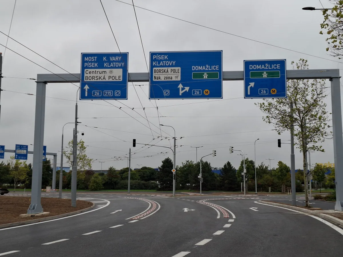 Řidičům v Plzni se ráno otevřela přestavěná nejzatíženější křižovatka ve městě.