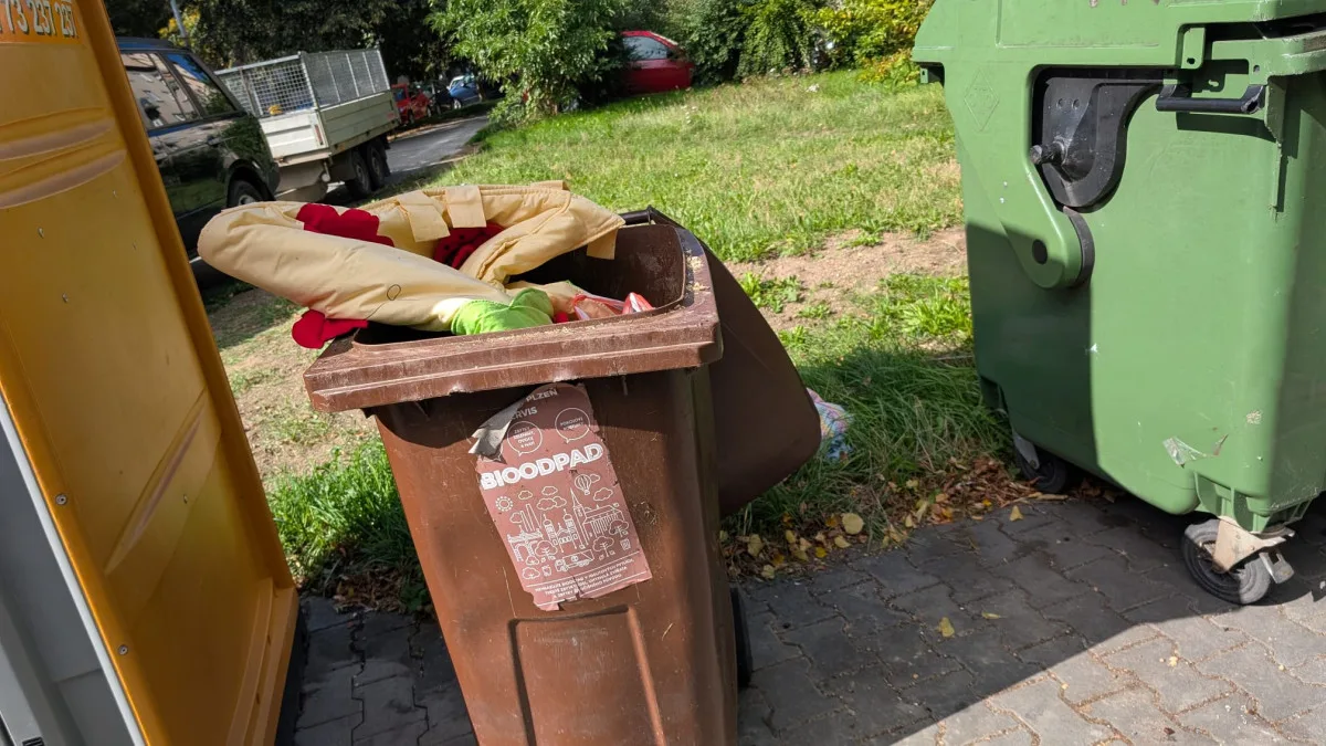 V nádobách na bioodpad mnohdy končí věci, které tam nemají co dělat