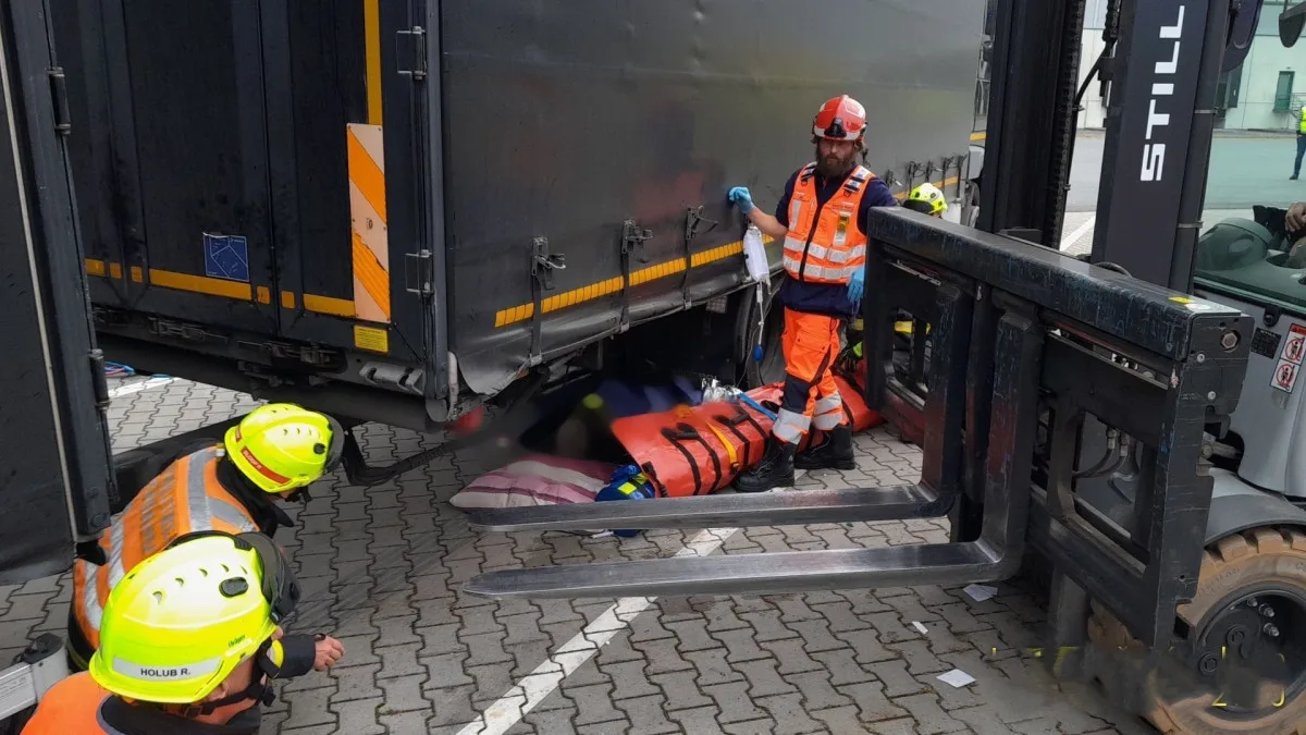 Muž utrpěl devastační zranění nohy, která se mu zaklínila pod kolem kamionu